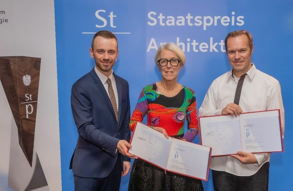 Generalsekretär Dr. Severin Gruber vom Ministerium für Wirtschaft, Energie und Tourismus überreicht Theresia Fröwis und Markus Innauer (r.) die Urkunden. ⇒Silveri