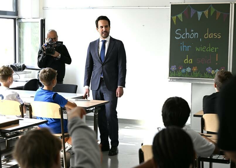 Gerne geht Bildungsminister Christoph Wiederkehr in Schulklassen, um den Kontakt mit Schülerinnen und Schülern zu suchen.⇒APA