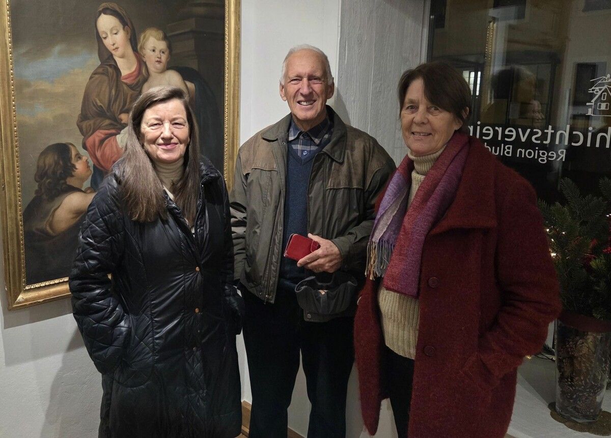 Gertrud Würbel (l.), Bertram und Hadi Battlogg waren begeistert von den ausgestellten Kunstwerken. ⇒Otto Schwald