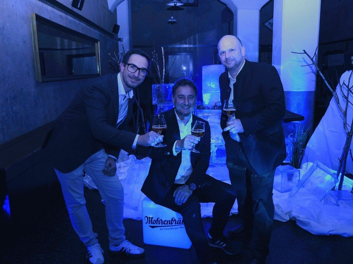 Geschäftsführer Thomas Pachole (Mitte) mit Andreas Linder (Marketing) und Braumeister Tim Groeger bei der Mohrenbräu-Eisbock-Präsentation.⇒Sigrid Juen