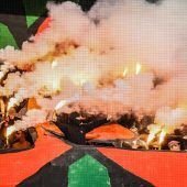 Wacker-Chaoten stürmen Stadion