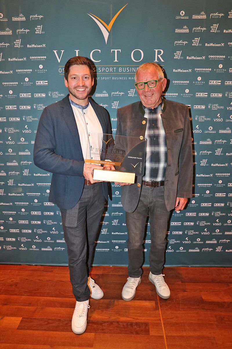 GF Mario Fischer und Mehrheitseigentümer Erhard Fischer nehmen die Auszeichnung zum „Sporthändler des Jahres“ in Salzburg entgegen.⇒Fa