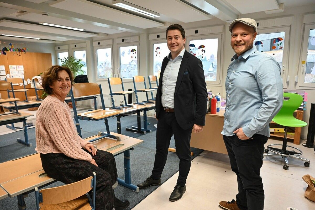 GR Doris Dobros, Bürgermeister Patrick Wiedl und Direktor Robin Würtinger freuen sich über die Expositur am Schlatt. ⇒BVS