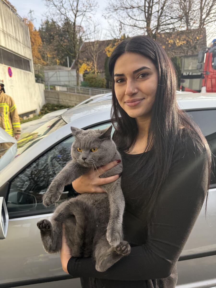 Große Erleichterung nach der Rettung – Besitzerin Melike Kalkan hält ihre noch etwas nasse Katze wieder im Arm. ⇒ronald Vlach