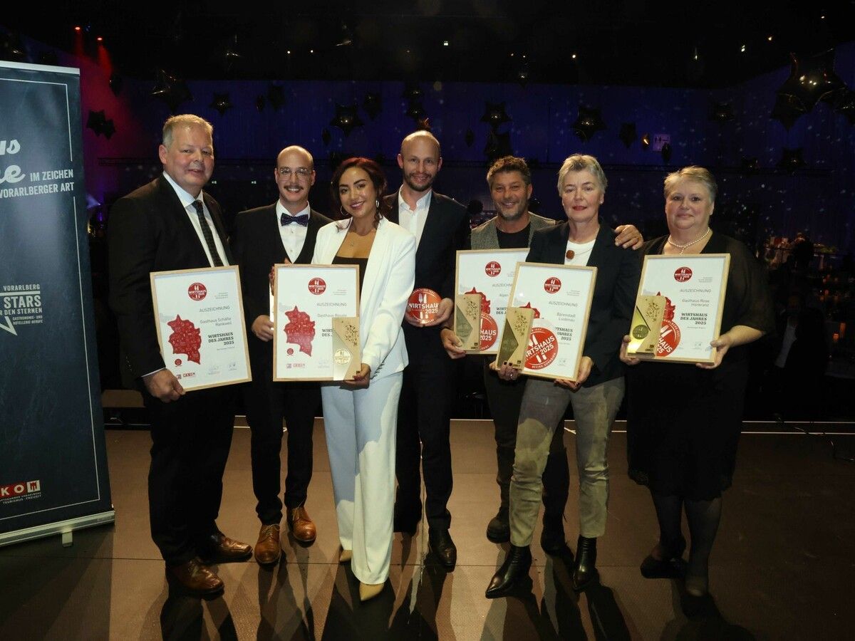 Günter Hämmerle und Jakob Hron („Schäfle Rankweil“), Gesamtsiegerin Riccarda Borg („Rössle Nenzing“), Roland Rohrer (russmedia), Alexander Terler („Alpen Tenne“, Brand), Angelika Bösch (für Tochter Katharina Schlattinger-Bösch, „Bärenstadl“ Lustenau) und Inge Blasch-Prinz („Rose“ Hörbranz). ⇒AME