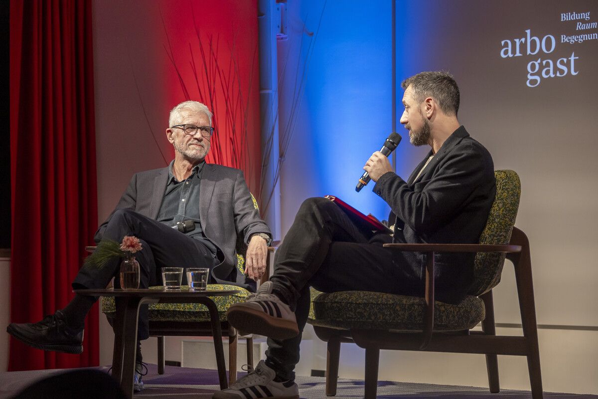 Harald Walser diskutierte mit den Gästen und VN-Politikchef Michael Prock über die aktuelle politische Situation. ⇒vn/Paulitsch