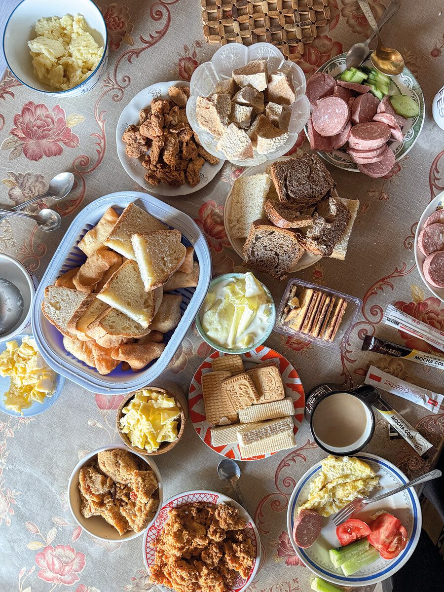 Hausgemachter Käse, Yakbutter und gesalzener Milchtee.⇒Beate Rhomberg