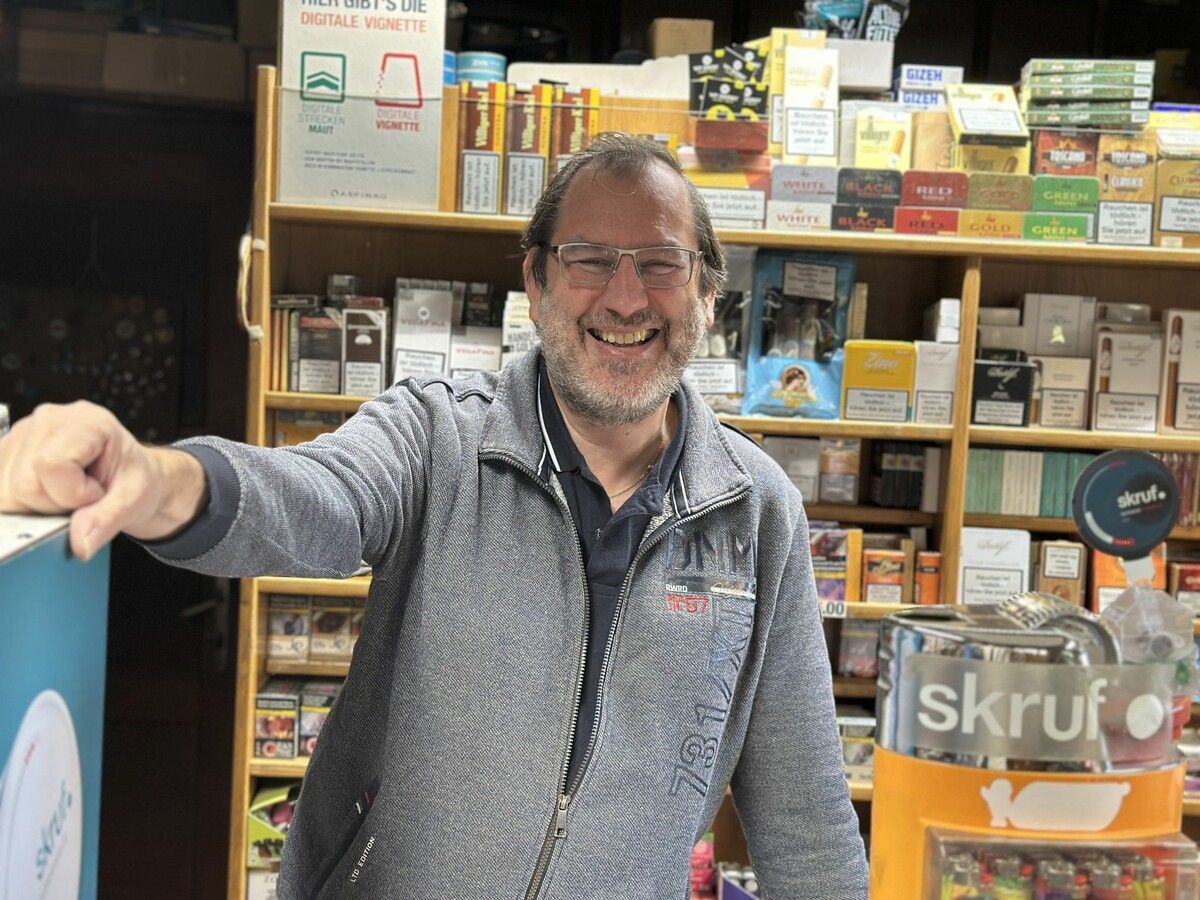 Helmut Elmenreich bezeichnet seine Tabaktrafik als Kleinkommunikationszentrum.⇒Monika Bischof