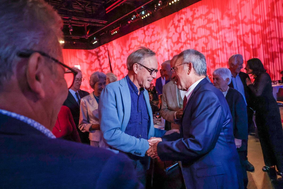 Hermann Kaufmann (2003) gratuliert dem diesjährigen Preisträger Meinrad Pichler.