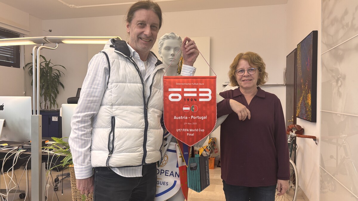 Herwig Jäger und Näherin Karin Wäger mit dem Wimpel, den ÖFB-U17-Kapitän Jakob Pokorny beim WM-Finale dem Gegner Portugal vor dem Anstoß überreichte.⇒krautberger