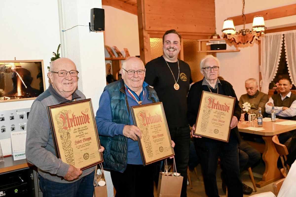 Hubert Stroppa, Peter Stroppa und Franz Platzer wurden von Obmann Jan Amann für über 50jährige Mitgliedschaft geehrt.⇒DOB (3)