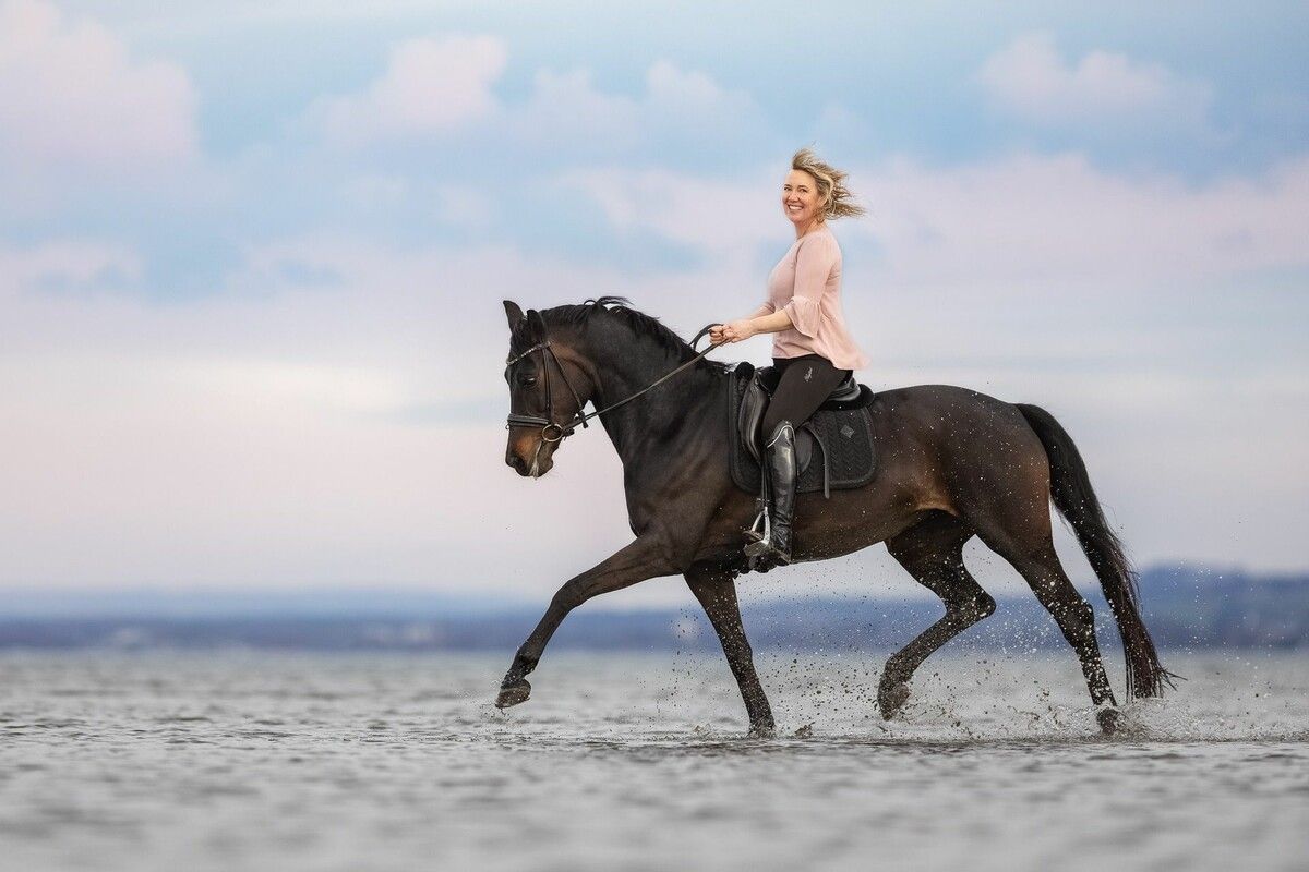Ihr Herz schlägt normal und ruhig. Caroline Mager hat durch ihr Pferd neue Lebensfreude geschöpft.⇒ Lumikkpictures