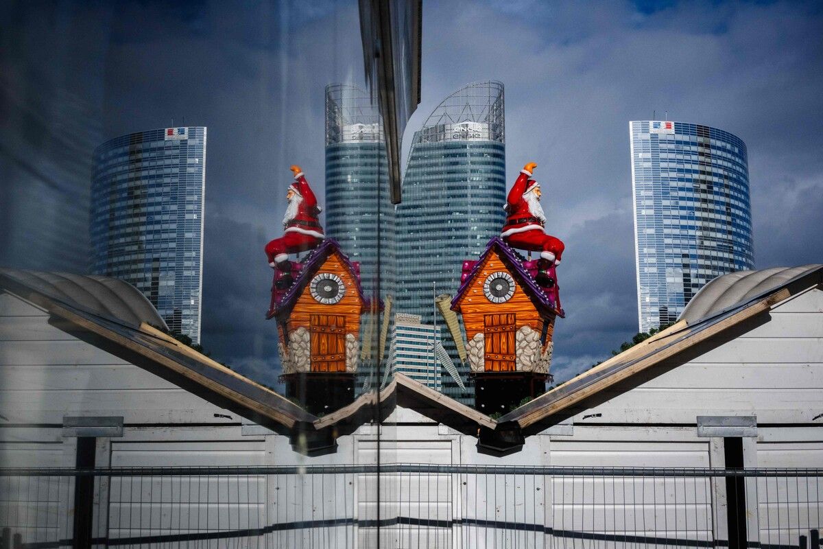 Im Geschäftsviertel La Défense in der Pariser Vorstadt wurde bereits ein Weihnachtsmann installiert. AFP (5)