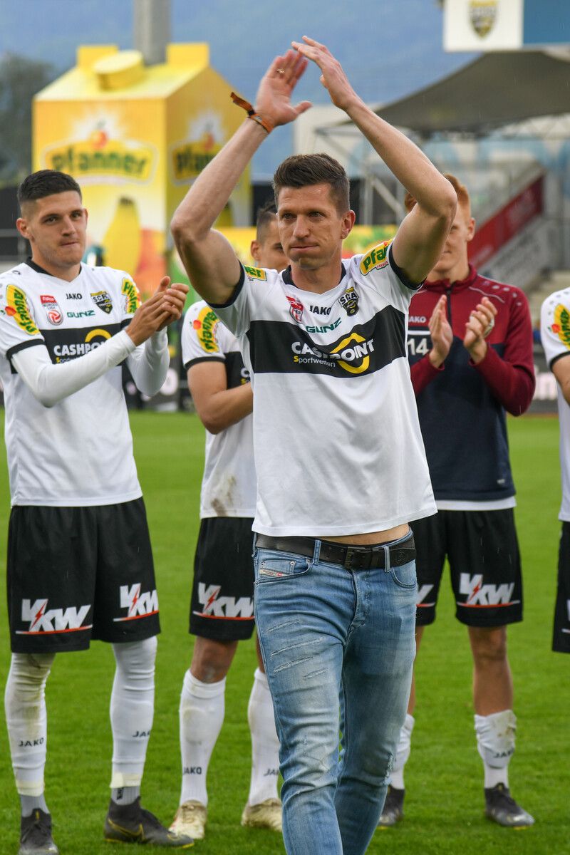 Im Mai 2019 wurde Andreas Lienhart nach 317 (!) Spielen für Altach vom Club verabschiedet. Es applaudieren: Karic, Fischer und Gebauer (von links).⇒gfpa