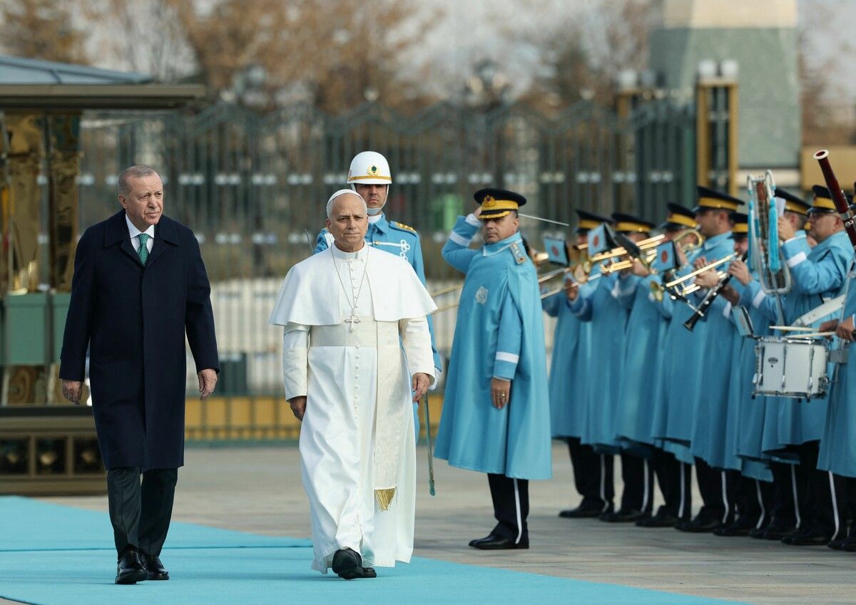 In Ankara wurde Papst Leo XIV. von Präsident Recep Tayyip Erdogan mit militärischen Ehren begrüßt.⇒AFP