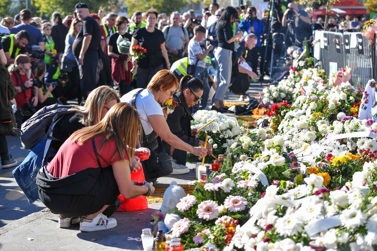 In Novi Sad haben Zehntausende Menschen die Gedenkfeier für die 16 Opfer des Einsturzes des Bahnhofvordaches vor einem Jahr besucht.