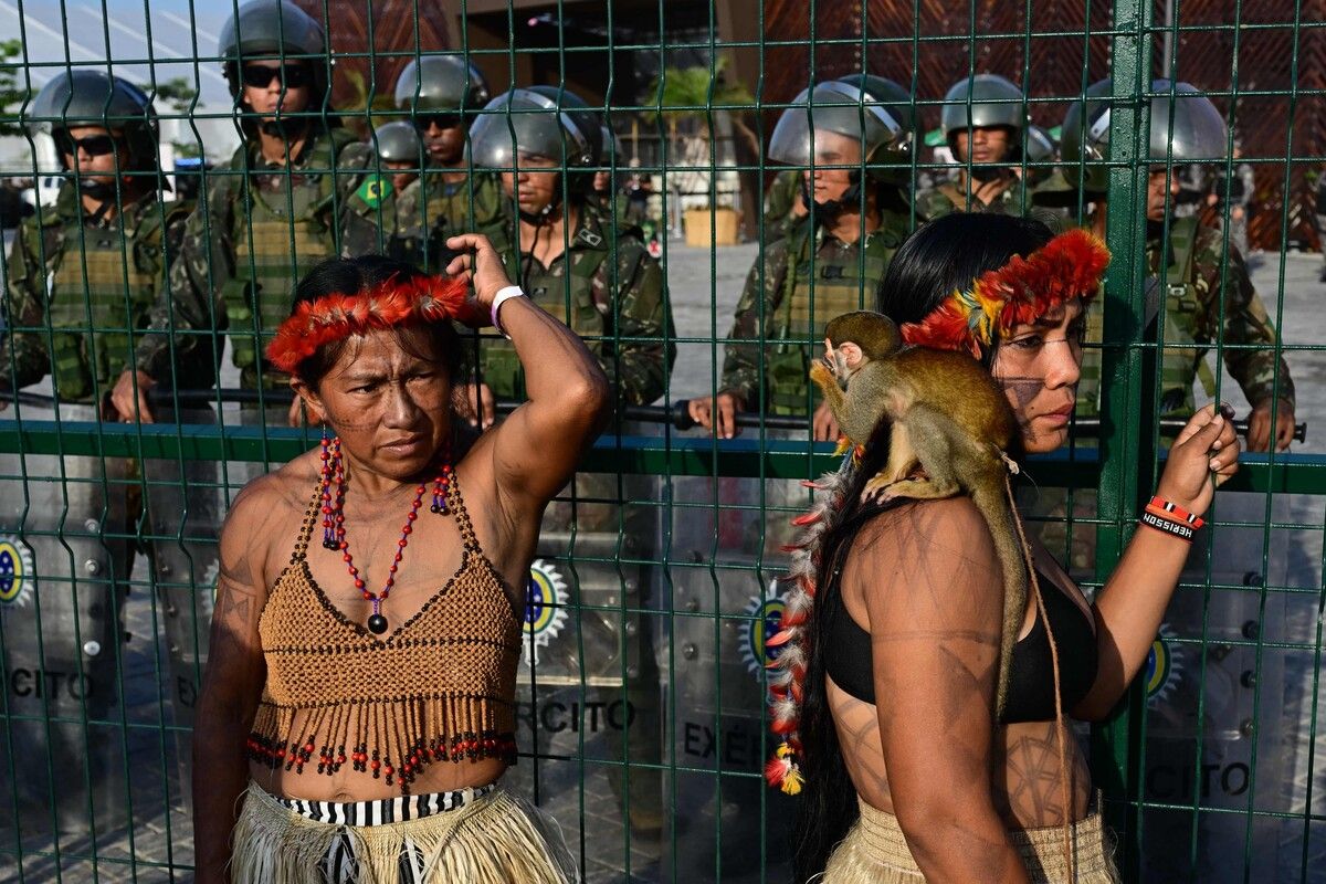 Indigene der Munduruku warten vor dem COP30-Gelände in Belém und machen mit ihrem Protest auf den Schutz ihrer Rechte und der Umwelt aufmerksam. afp (4)