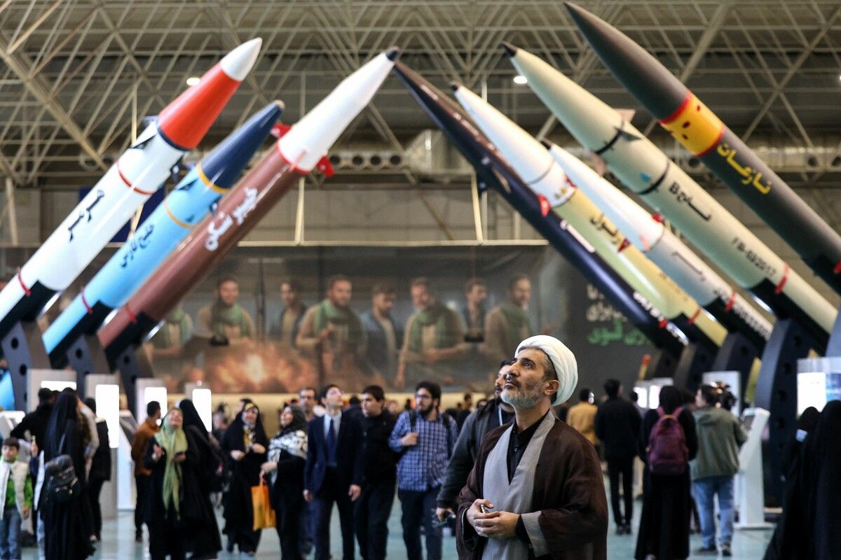 Interessierte besuchen in Teheran eine Ausstellung, die neueste Errungenschaften im Bereich Raketen und Drohnen präsentiert. AFP (5)