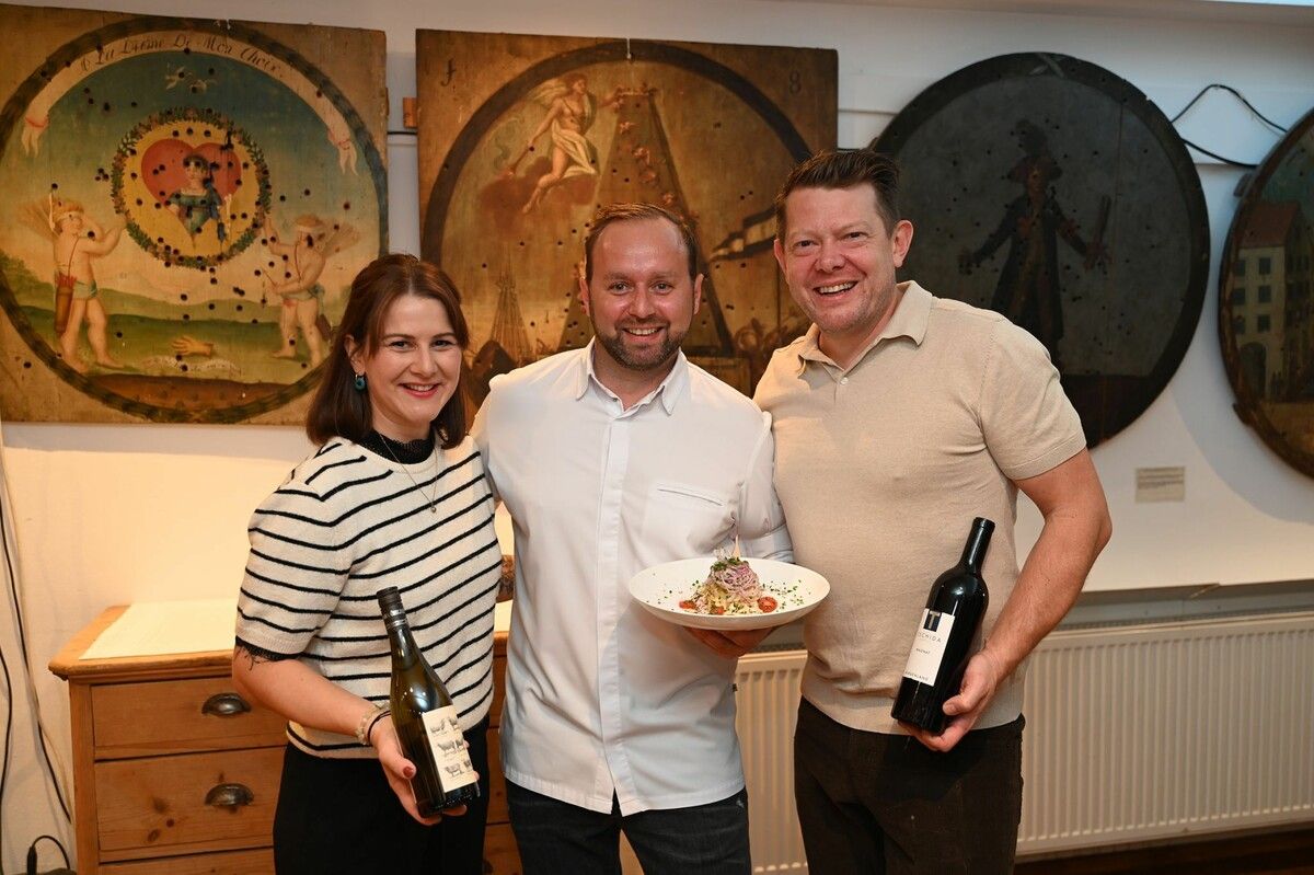 Isabelle und Matthias Müller mit Haubenkoch Mathias Seidel.⇒Andrea Fritz-Pinggera