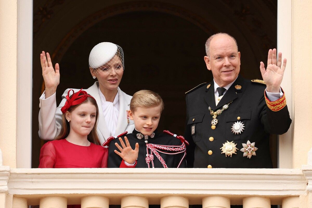 Jacques Gabriella Grimaldi (vorne l.), Prinzessin Charlène (2.v.l.), Fürst Jacques (M.) und Fürst Albert II. winken zum Nationalfeiertag in Monaco.
