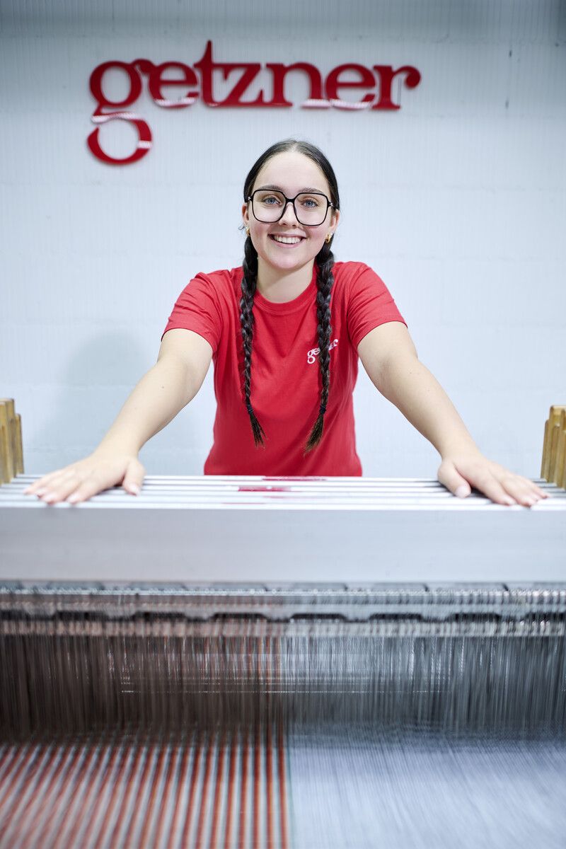 Jana: „Ich finde es spannend zu sehen, wie aus einzelnen Garnen Schritt für Schritt ein Gewebe entsteht.“⇒Marcel Hagen/Studio22