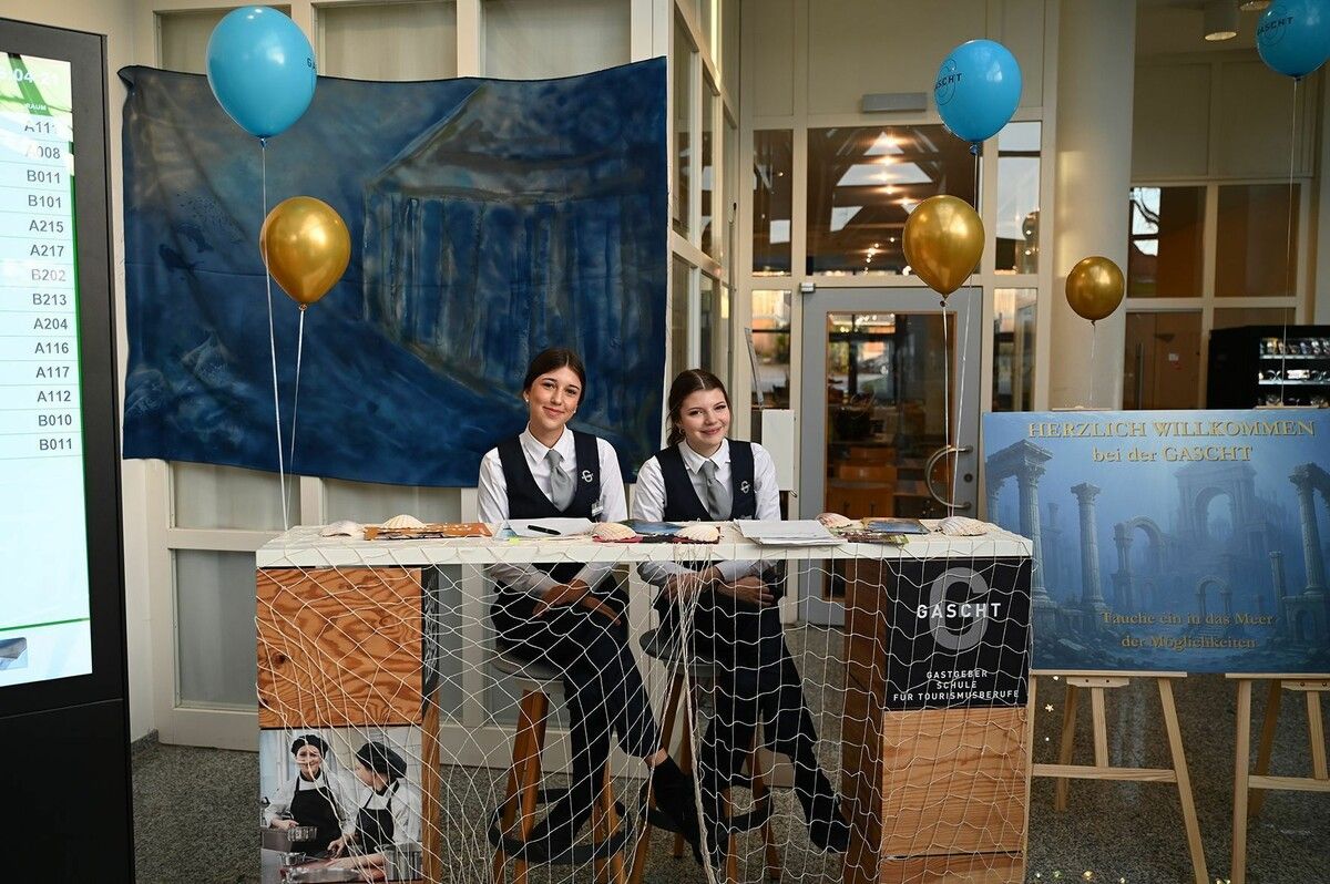 Jolina Morel und Yasmina Stix fungierten als Atlantis-Empfangsdamen.