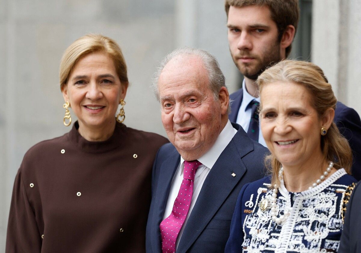 Juan Carlos mit seinen Töchtern Prinzessin Cristina (l.) und Prinzessin Elena de Borbon (r.) sowie seinem Enkel Juan Urdangarin.⇒afp