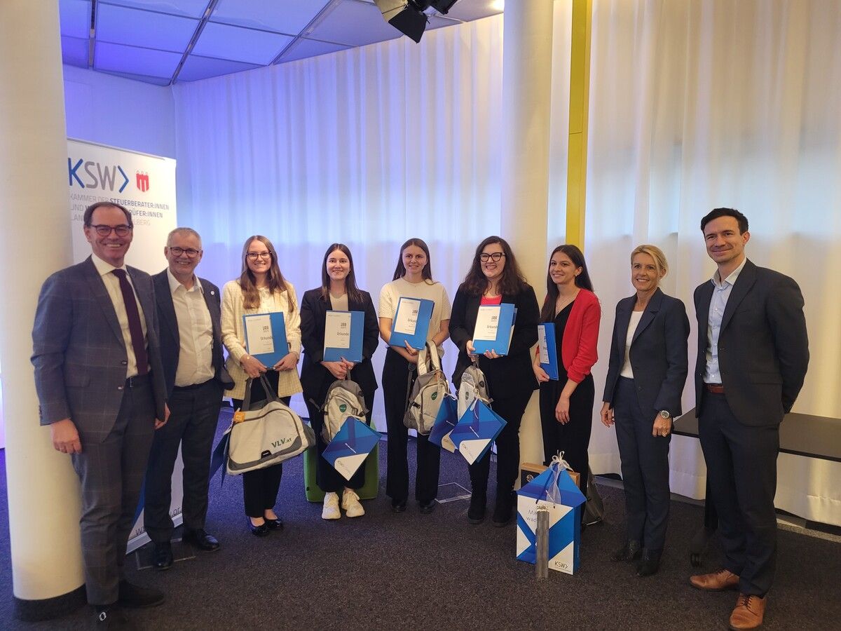 Jürgen Reiner, Robert Sturn, die fünf prämierten Studentinnen, Petra Kreuzer und Matthias Feurstein.⇒FA