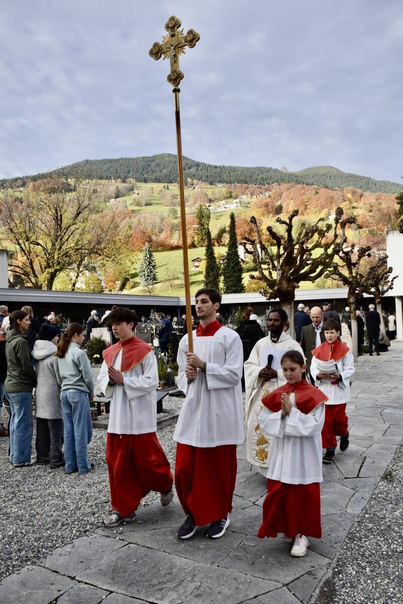 Kaplan Albert Joseph Jesuraj mit den Ministrierenden am Schrunser Friedhof.