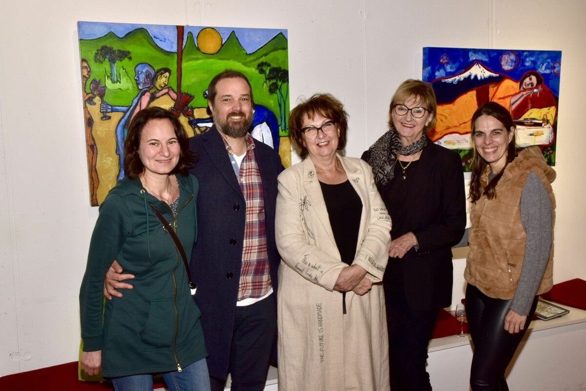 Karin Feuerstein, Daniel Bragagna, Galeristin Sigrid Fritsche, Edith Mahner und Cornelia Pecoraro hatten am Minissageabend viel zu lachen.⇒sco (2)