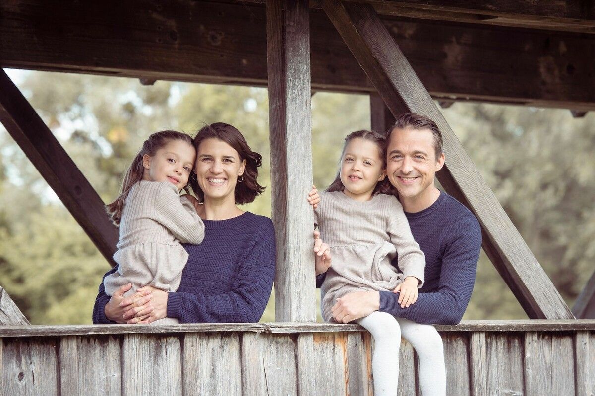 Karin und René Kussian genießen das gemeinsame Familienleben mit Hanna und Emma.⇒MEDIArt Photographie