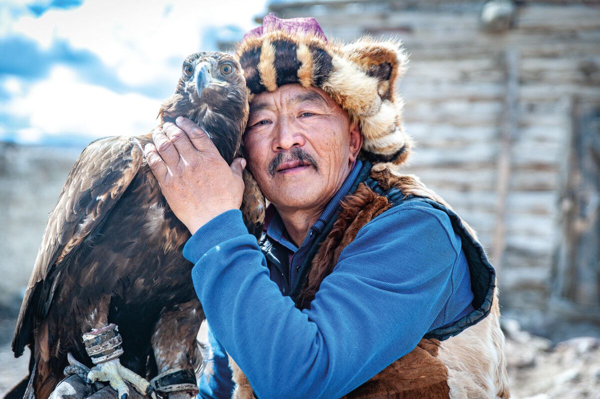 Khairatkhan verbindet mit seinem Adler eine tiefe Verbindung und Vertrauen. ⇒Beate Rhomberg