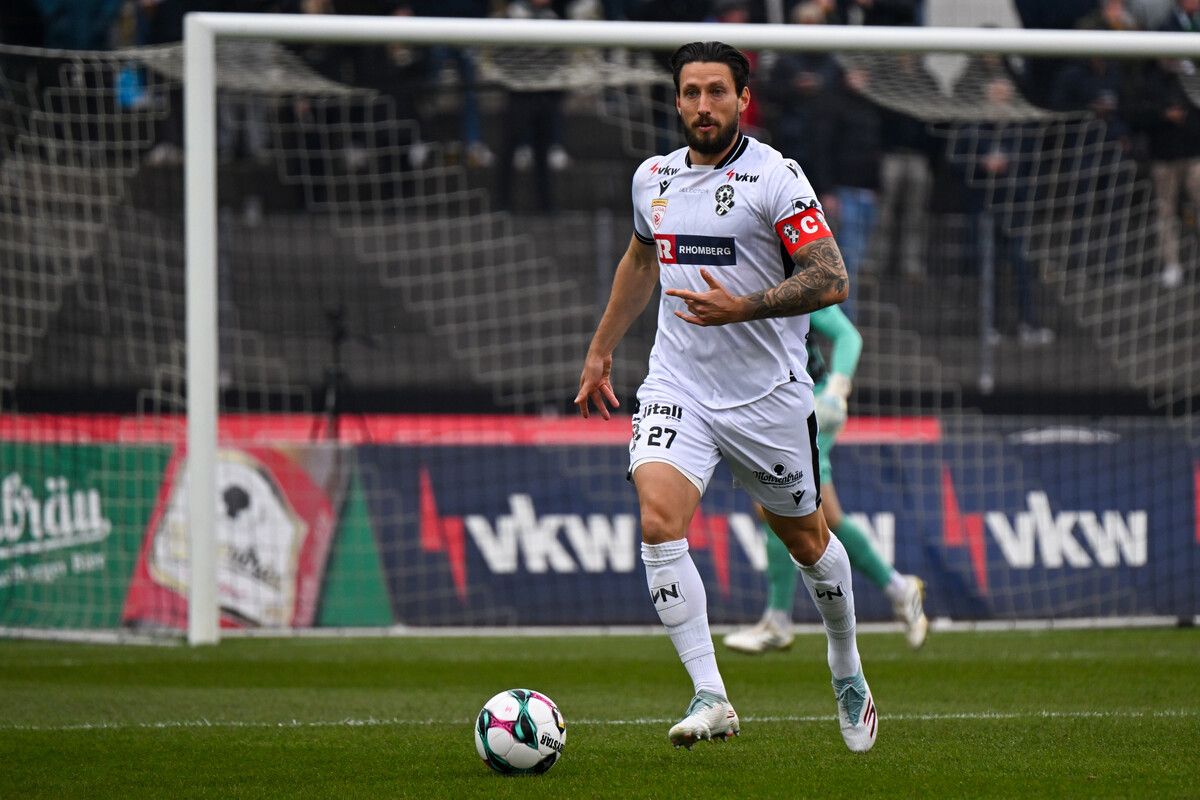 Klappt es im 23. Anlauf mit dem ersten Sieg? SWB-Kapitän Sebastian Dirnberger und Co. wollen dies bei den Young Violets bewerkstelligen. ⇒gepa