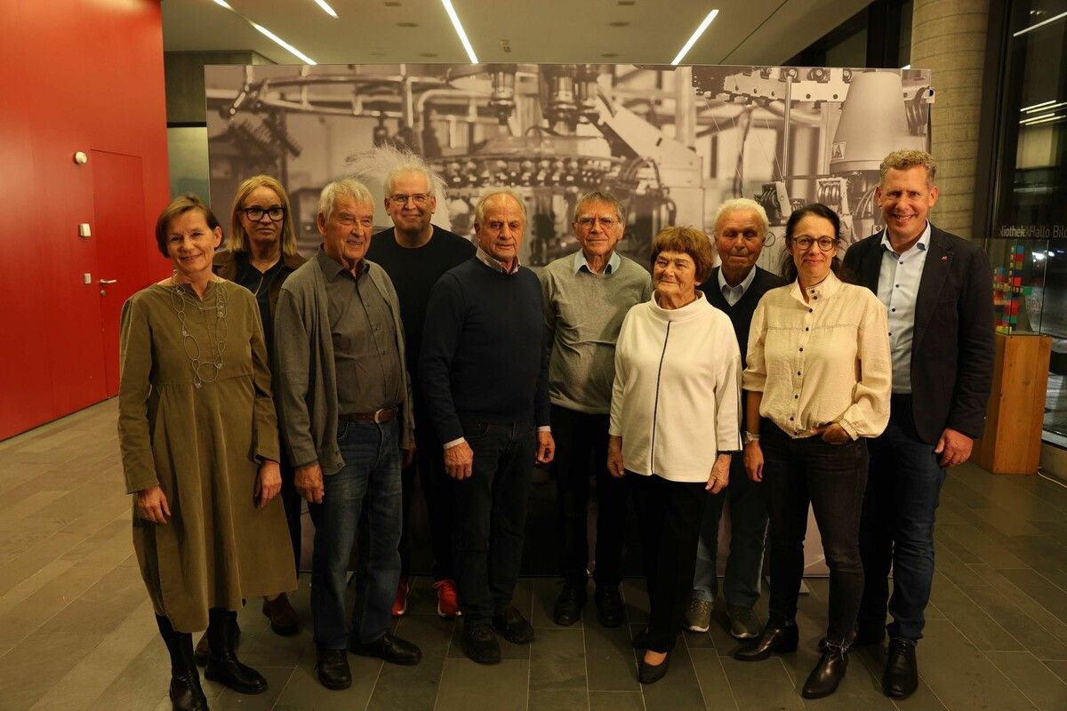 Kuratorin Michaela Feurstein-Prasser (l.), Günter Taucher (4. v. l.), frühere „Museum des Wandels“-Mitgestaltende, Petra Rumpl (Kommunikation) und AK-Präsident Bernhard Heinzle.⇒Arno Meusburger (3)