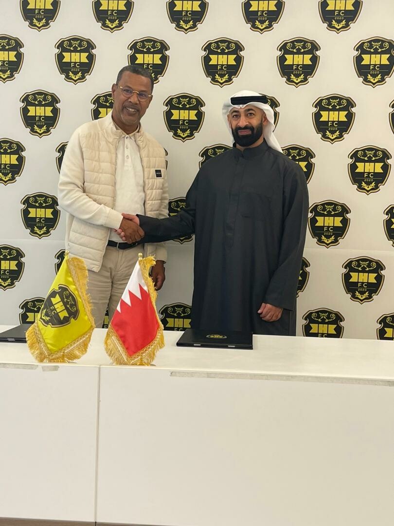 Lassaad Chabbi mit dem Clubchef des bahrainischen Clubs Khalidiyah.⇒VN