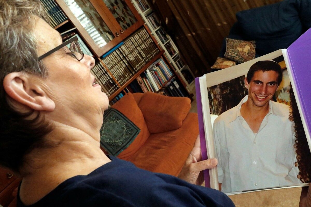 Leah Goldin mit einem Bild ihres 2014 verschleppten Sohnes Hadar.⇒AFP