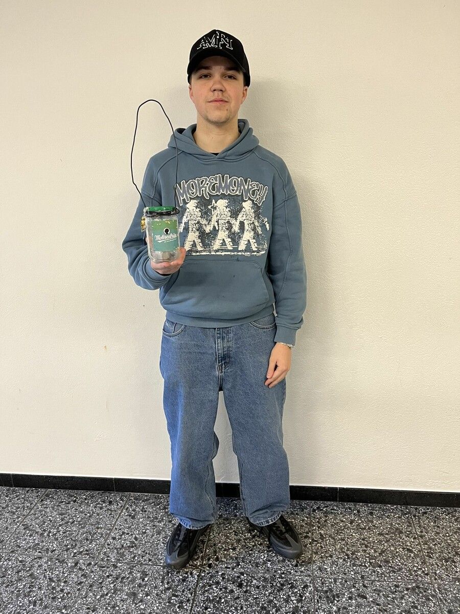 Lehrling Raphael Deuring präsentiert stolz seine Laterne.