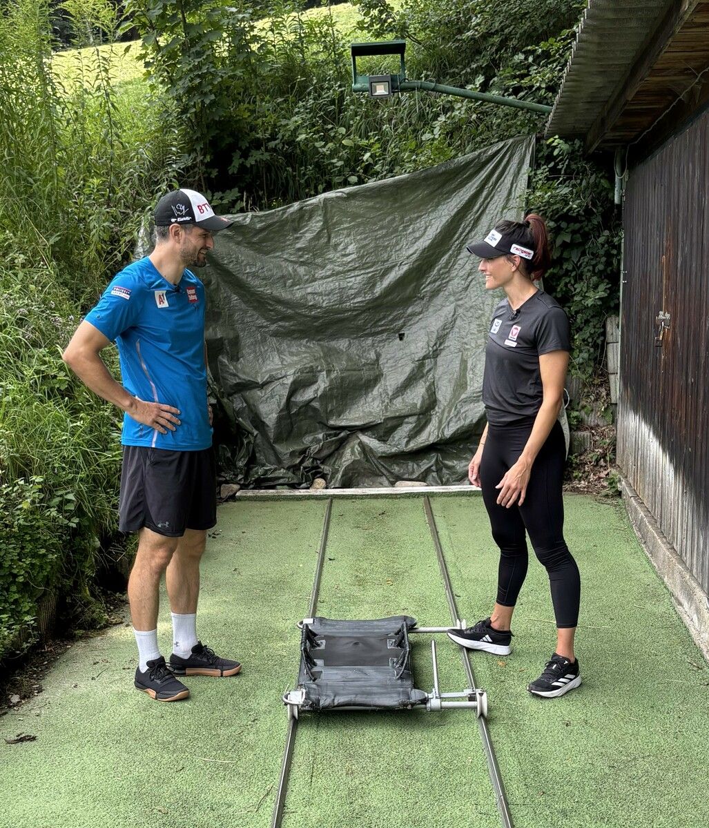 Letzte Anweisungen von Janine Flock für Johannes Strolz vor dessen erster Fahrt mit dem Skeleton-Bob.⇒DOSP