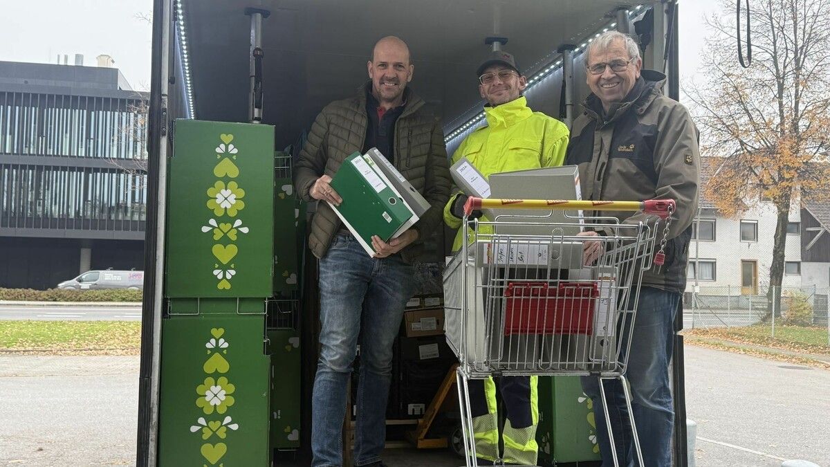 Letzte Ladung: Der Lkw wird von Wolfgang Beer und Helfern mit den verbliebenen Waren beladen. ⇒VOL.AT/SKÖ