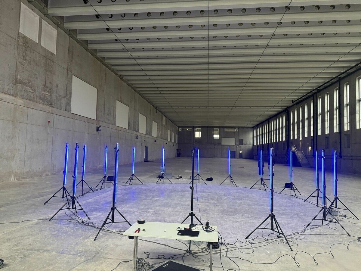 Licht, Effekte und Nebel werden am Veranstaltungstag die Halle füllen – hier ist ein erster Aufbauabschnitt zu sehen.