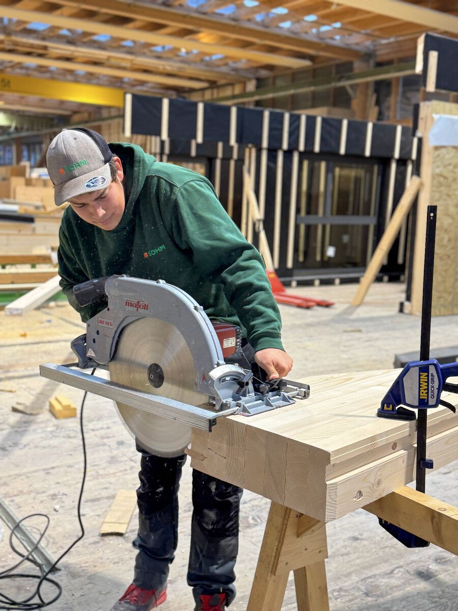 Linus: „Mir macht die Arbeit draußen auf Montage mehr Spaß.“⇒Sohm Holzbautechnik