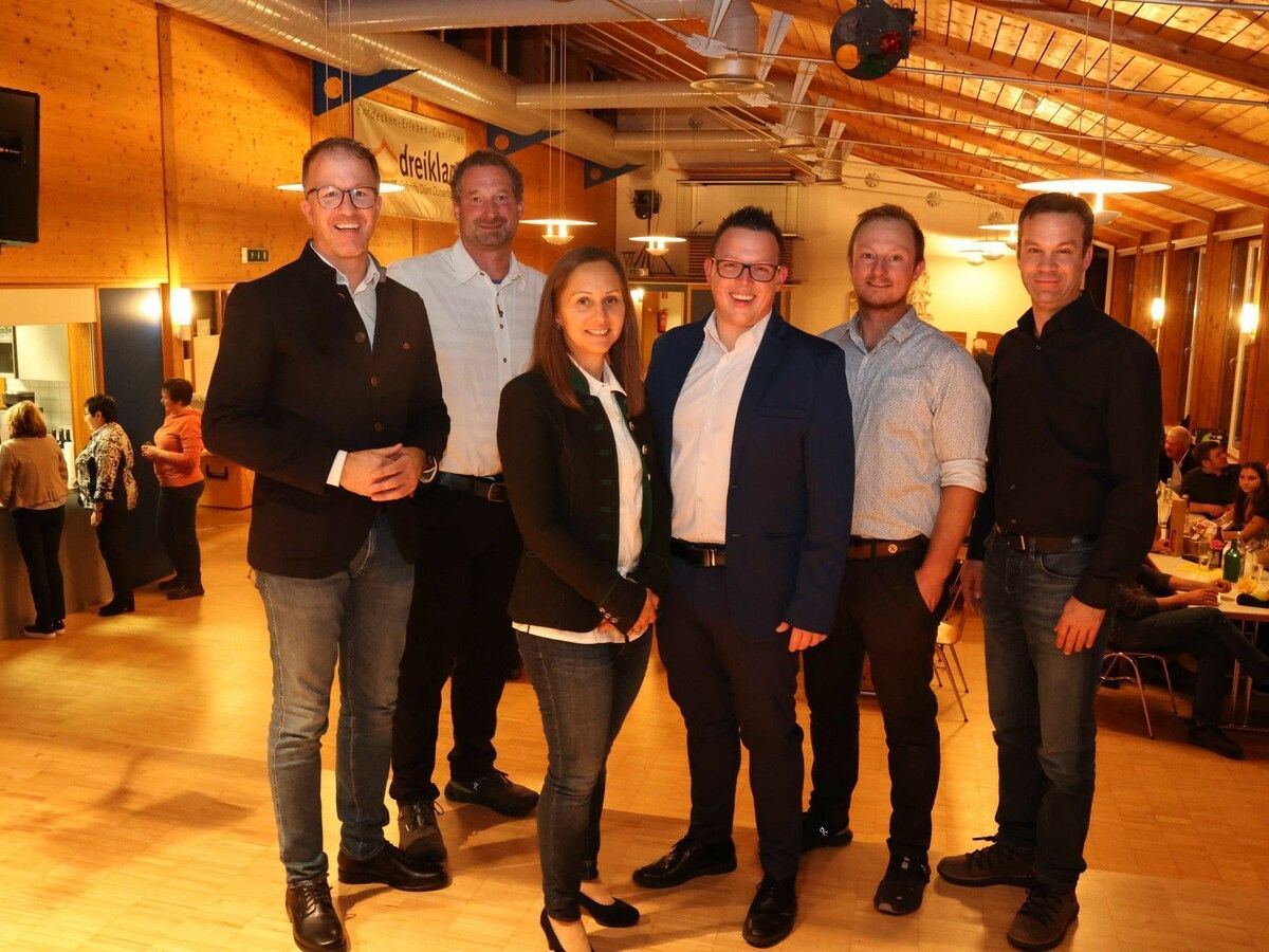 LR Christian Gantner, Tombola-Moderator Gerhard Fruhauf, Landesbäuerin Esther Bitschnau, Bgm. Simon Lins, Festorganisator Maximilian Dalpez und Regio-Obmann Florian Themessl-Huber.⇒AME (3)