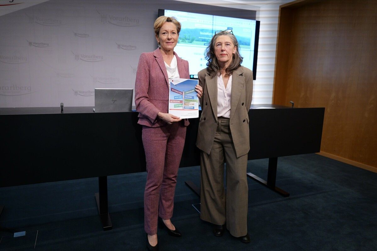 LR Martina Rüscher und Alexandra Kargl, Leiterin der Sozialabteilung.⇒VLK