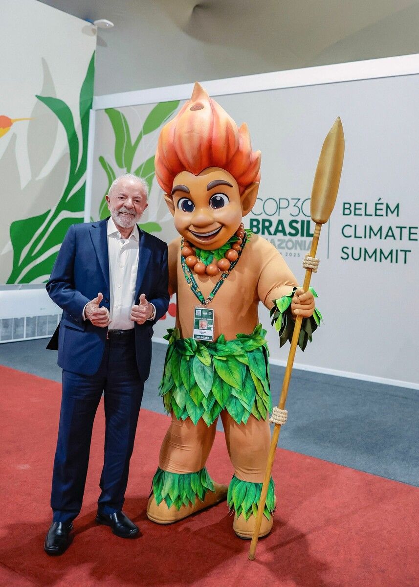Luiz Inácio Lula da Silva posiert mit Curupira, dem Maskottchen der Weltklimakonferenz COP30. Die UN-Weltklimakonferenz startet heute in Brasilien.⇒AFP