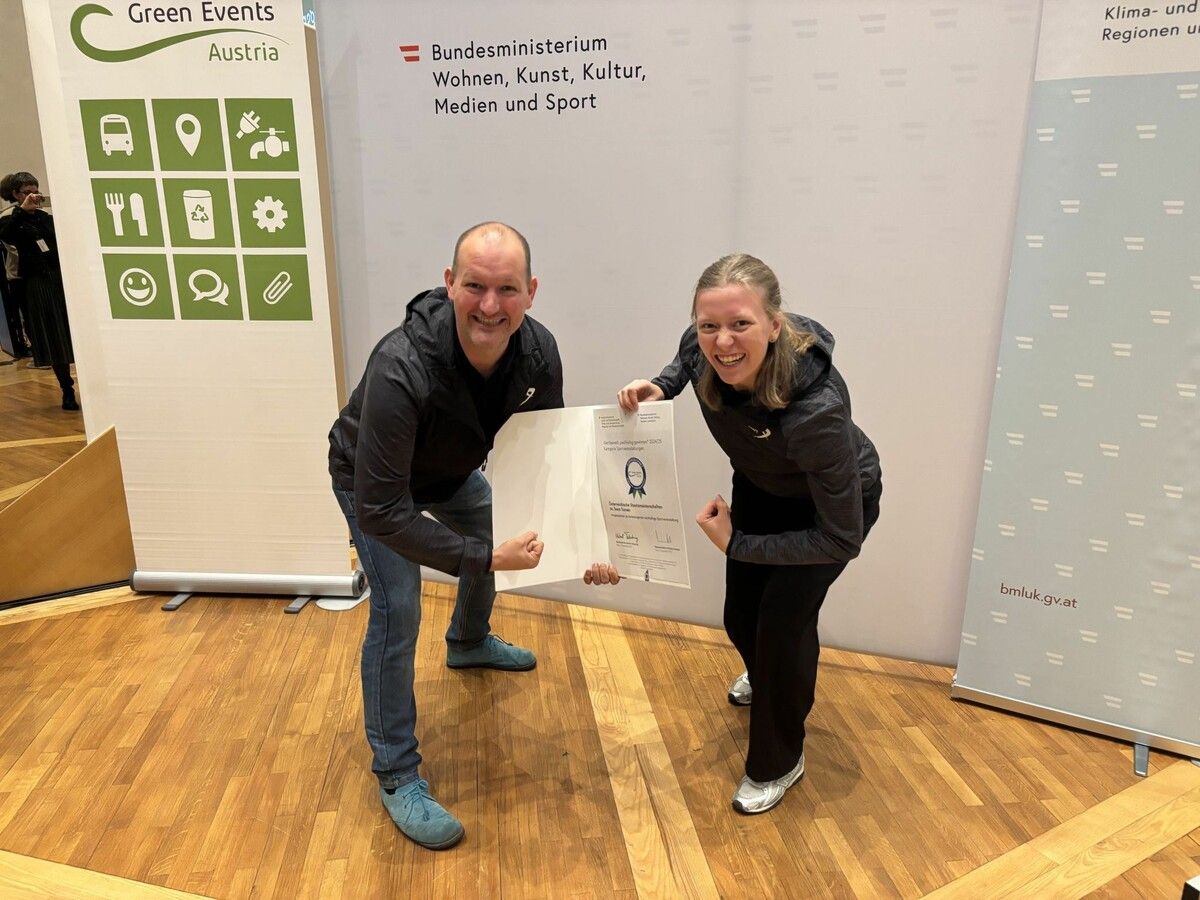 Lukas Köb und Tabea Dür freuen sich sichtlich über die Auszeichnung.⇒TSW