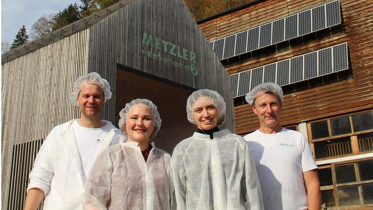 Lukas Metzler (l.) und Toni Eberle unterstützen Martina Büchele und Larissa Gmeiner bei ihrer Diplomarbeit mit Rat und Tat. ⇒STP