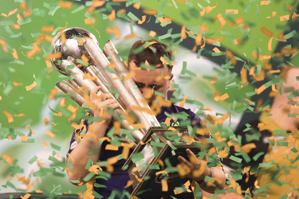 Luke Littler nach seinem historischen Erfolg.⇒AP