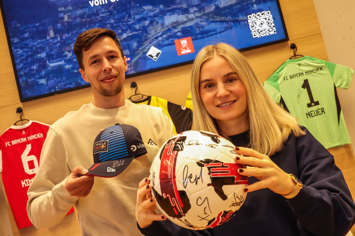 Manuel Willam (Assistent der Geschäftsleitung) sowie Lisa Metzler (SCRA-Front-Office) präsentieren die Exponate der Charity-Versteigerung.⇒Steurer