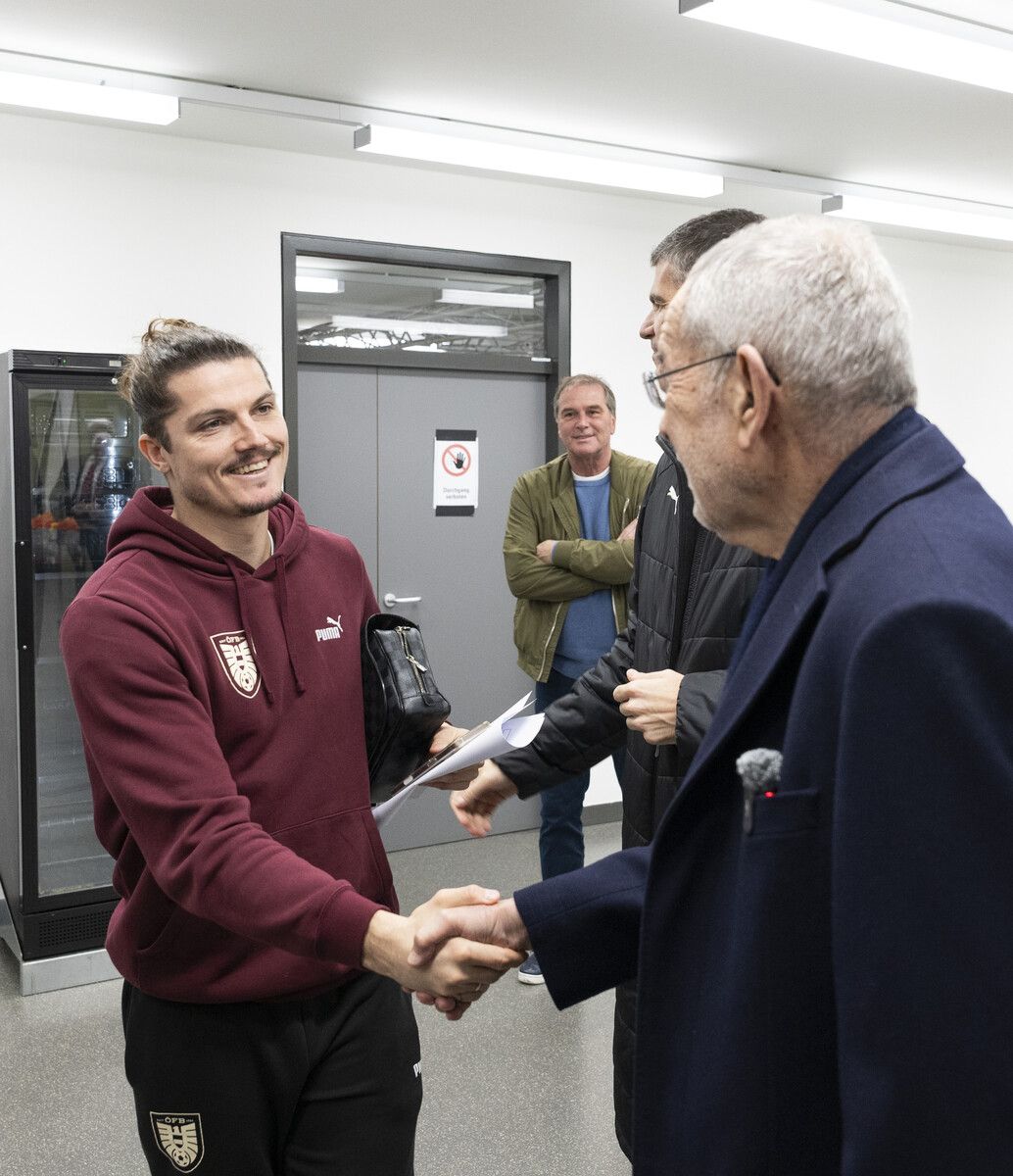 Marcel Sabitzer begrüßt Österreichs Bundespräsidenten Alexander Van der Bellen. Im Hintergrund VFV-Präsident Alfons Kirchmann.⇒keleman/öfb