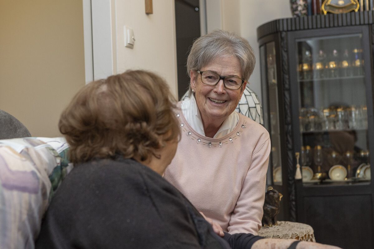 Marlies Müller trat vor elf Jahren die Nachfolge von Elly Böhler an. Sie besucht Klientinnen und Klienten in ganz Vorarlberg. ⇒